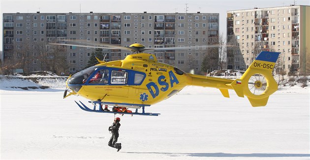 V Libereckém kraji vzlétne vrtulník s podvsem a se slanním v prmru k 15...