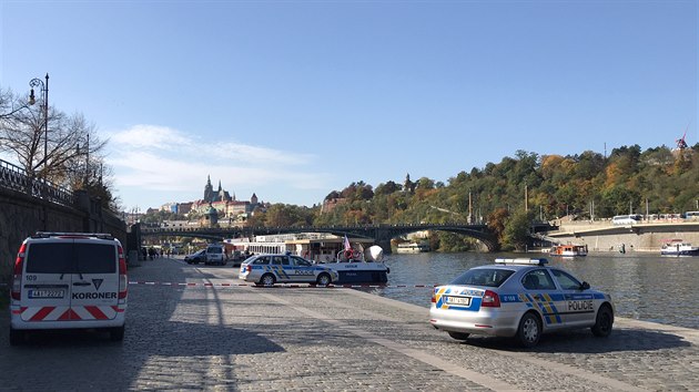 Nedaleko echova mostu na Vltav plavalo mrtvé tlo mue. Policisté jej...