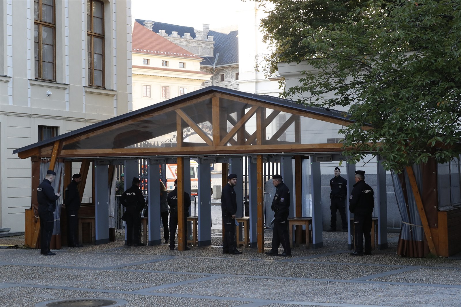 Staré versus nové policejní boudy na Pražském hradě. Nebude to takový rozdíl, jak se tvrdí