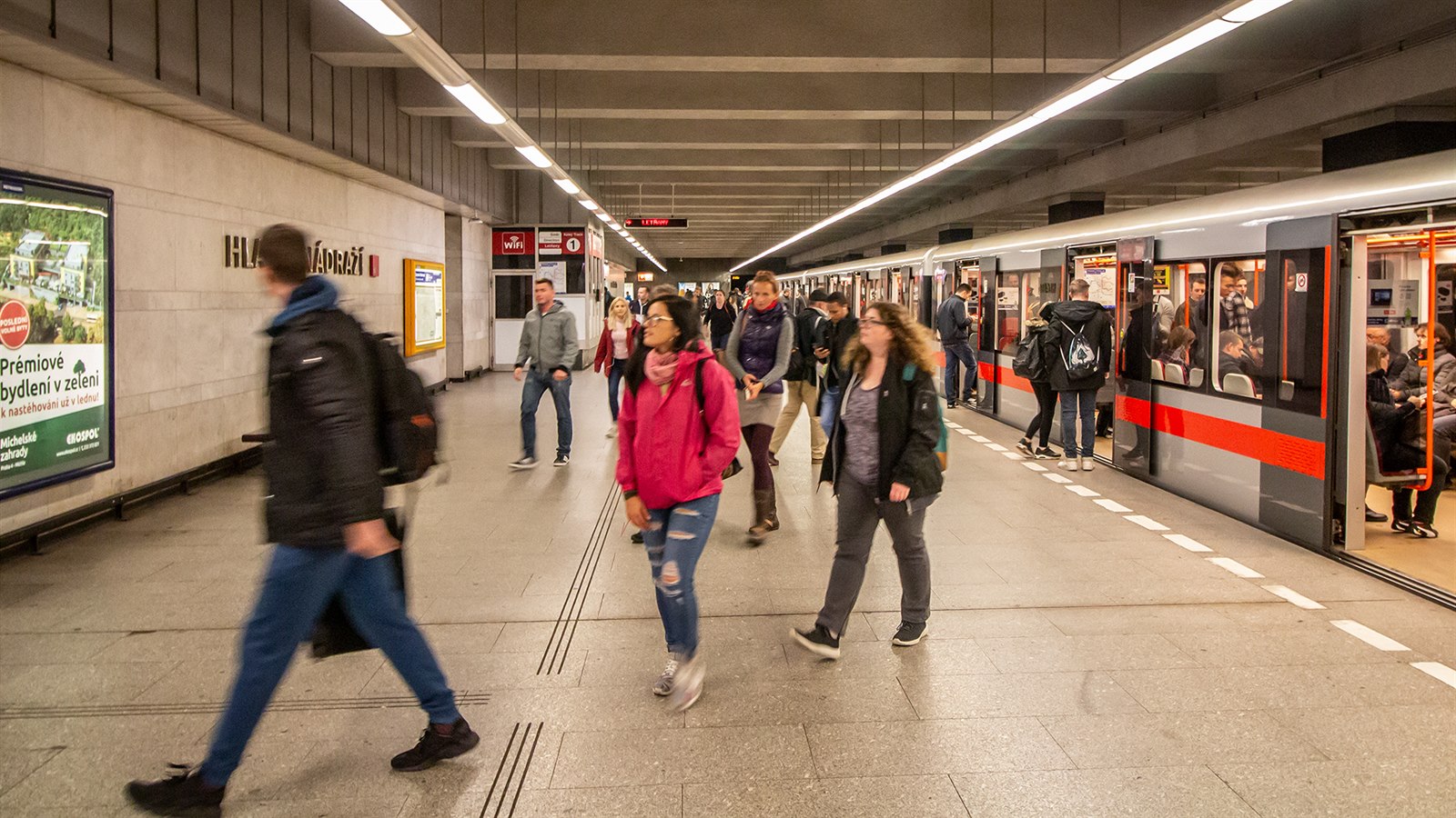 Ve stanici Hlavní nádraží metro usmrtilo člověka, část linky C stojí v obou směrech