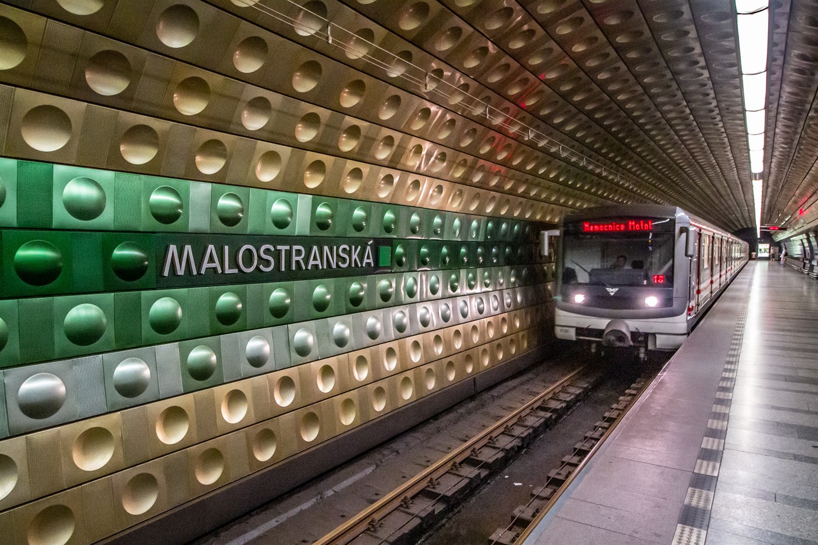 Pád člověka do kolejiště zastavil provoz metra na lince A