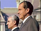 Spojenci. Íránský áh Muhammad Rezá Pahlaví a americký prezident Richard Nixon...