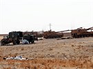 Tanky a dalí vozidla turecké armády poblí syrsko-turecké hranice. (13. íjna...