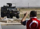 Hlídka turecké policie v obrnném voze na syrsko-turecké hranici v provincii...