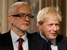 Britský ministerský předseda Boris Johnson (vpravo) a šéf Labour Party Jeremy...