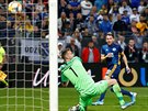 Izet Hajrovi z Bosny a Hercegoviny dává gól v utkání kvalifikace o Euro 2020...