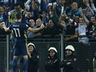 Armin Hodzi z Bosny a Hercegoviny slaví s fanouky svou trefu v kvalifikaci na...