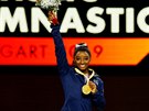 Americká gymnastka Simone Bilesová pózuje se zlatou medailí z mistrovství svta...