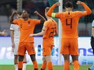 Nizozemtí fotbalisté se radují z branky v kvalifikaním utkání o Euro 2020...
