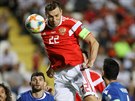 Kapitán ruského národního týmu Arom Dzjuba (v erveném) hlavou skóruje v...