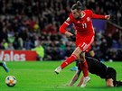 Gareth Bale z Walesu (v erveném) dává gól v kvalifikaním duelu o postup na...