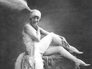 Mistinguett vystoupila v Mouline Rouge poprvé v roce 1907. Její úspch byl...