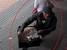 Kamera zachytil mue, kter v obchod ukradl 30 kg pistci