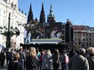 Lidé sledují zábry z katedrály sv. Víta, kde se koná me za Karla Gotta (12....