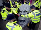 HLAVA. Brittí policisté drí hlavu sochu, kterou zabavili klimatickým...