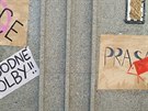 Studenti polepili s�dlo krajsk�ch komunist�, stejn� jako v roce 1989