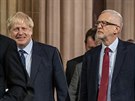 Britský premiér Boris Johnson po boku lídra Labouristické strany Jeremyho...
