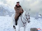 Severokorejský vdce Kim ong-un jede na bílém koni na nejvyí hoe KLDR. (16....