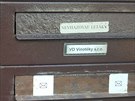 Firma VD Vinotéky má v panelovém dom v Ostrav potovní schránku opatenou...
