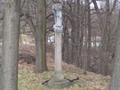Sloup s neplnou sochou stoj na okraji Lichnova na Novojinsku.