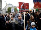 Lidé v Londýn protestují proti turecké invazi na kurdský sever Sýrie. (13....