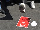 Momentka z kurdského protestu proti turecké invazi na sever Sýrie, který...