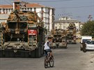 Tanky turecké armády se z msta Akçakale pesouvají k turecko-syrským hranicím....