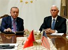 Turecký prezident Recep Tayyip Erdogan (vlevo) a americký viceprezident Mike...