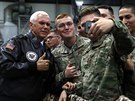 Americký viceprezident Mike Pence se fotí s vojáky na americké základn...