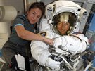 Astronautky Jessica Meirová (vlevo) a Christina Kochová (vpravo) (18. íjna...