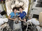 Americké astronautky Christina Kochová a Jessica Meirová se jako první ist...