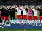 Turetí fotbalisté salutují po remíze s Francií v kvalifikaním utkání o postup...