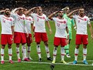 Turetí fotbalisté salutují po vyrovnávací brance Ayhana v kvalifikaním utkání...