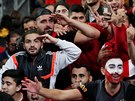 Turetí fanouci odpovídají na vojenský pozdrav svým fotbalistm  po remíze s...