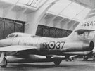 Fotografie F-84 F trupového ísla 6-37 poízené v hangáru v Hradci Králové