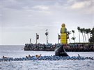 Havajský závod startuje výstelem z dla, po kterém se triatlonisté vydávají na...