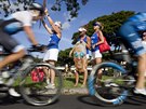 Podpora závodník. Vtina triatlonist pilétá na Havaj se svými rodinami a...