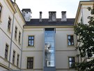 Jako nejlep�� m�sto se nakonec uk�zal vnit�n� dvorn� trakt budovy, do kter�ho...
