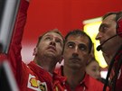 Sebastian Vettel pi diskusi se leny týmu Ferrari pi tréninku ped Velkou...