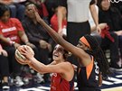 Elena Delle Donneová z Washingtonu (vlevo) v pátém finále WNBA zakonuje, brání...