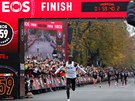 POVEDLO SE! Eliud Kipchoge pi úspném pokusu poprvé zabhnout maraton pod dv...