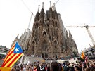 Zastánci nezávislého Katalánska se srocují ped bazilikou Sagrada Família bhem...