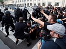 Zastánci nezávislého Katalánska se v Barcelon stetli s policií. (18. íjna...