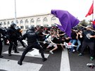 Zastánci nezávislého Katalánska se v Barcelon stetli s policií. (18. íjna...