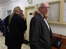 Na soud v Nchod dorazili i nkdej disidenti, vpravo obhjce Lubomr Mller...