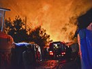 Řečtí hasiči zasahují při požáru v táboře migrantů na ostrově Samos. (14. října...