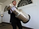 Stanley Cup v Bílém domě během návštěvy hokejistů St. Louis Blues u prezidenta...