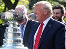 Prezident Donald Trump vedle Stanley Cupu v Bílém domě, kam zavítali hokejisté...