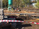 Na staveniti v ulici Stochovsk spadl dvacetimetrov jeb. (16. jna 2019)