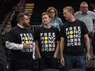 Skupinka aktivist v trikách Free Hong Kong na zápasu Washington Wizards a...